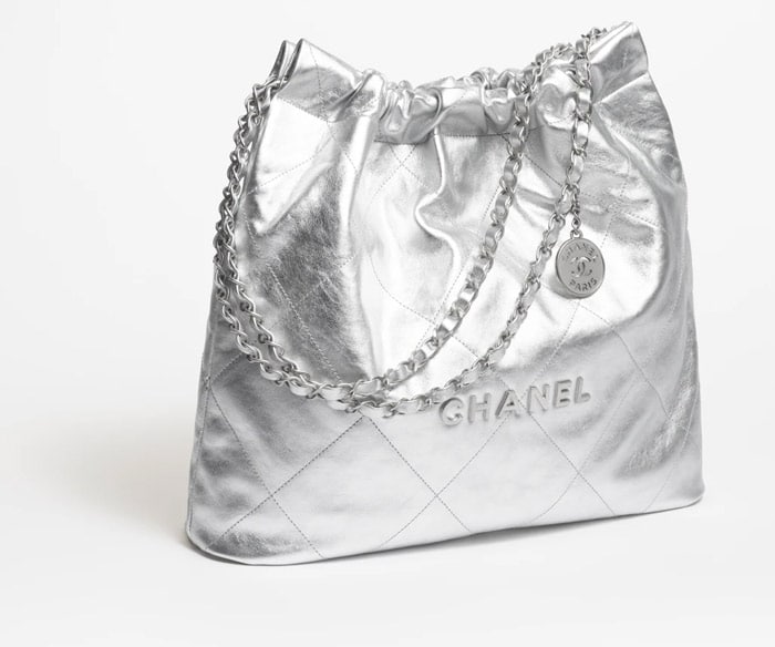 Le sac CHANEL 22 argent 